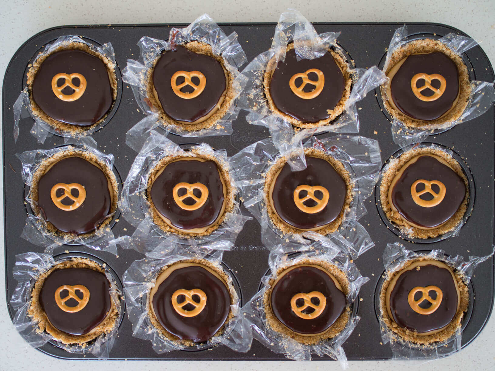 Tartaletki udekorowanie polewą mleczną i preclami