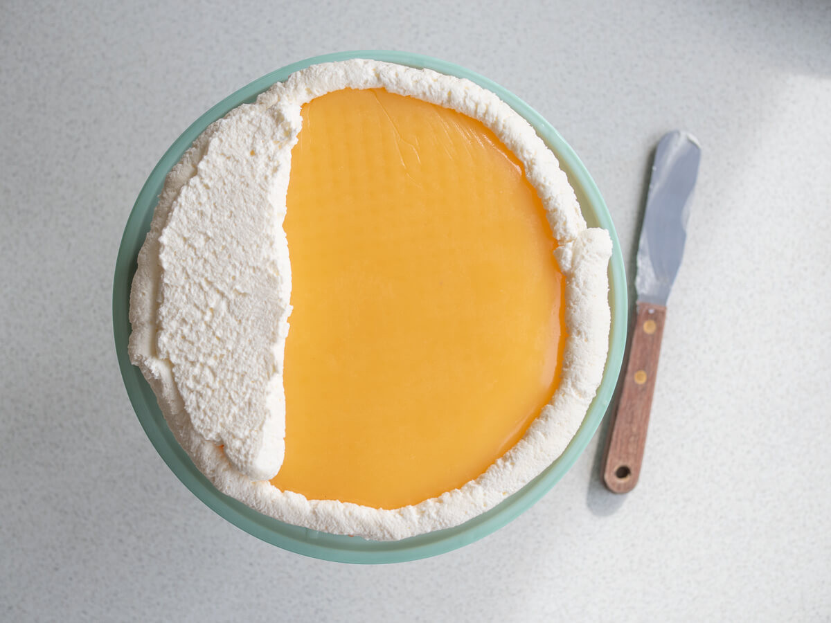 Krem śmietankowy położony na lemon curd
