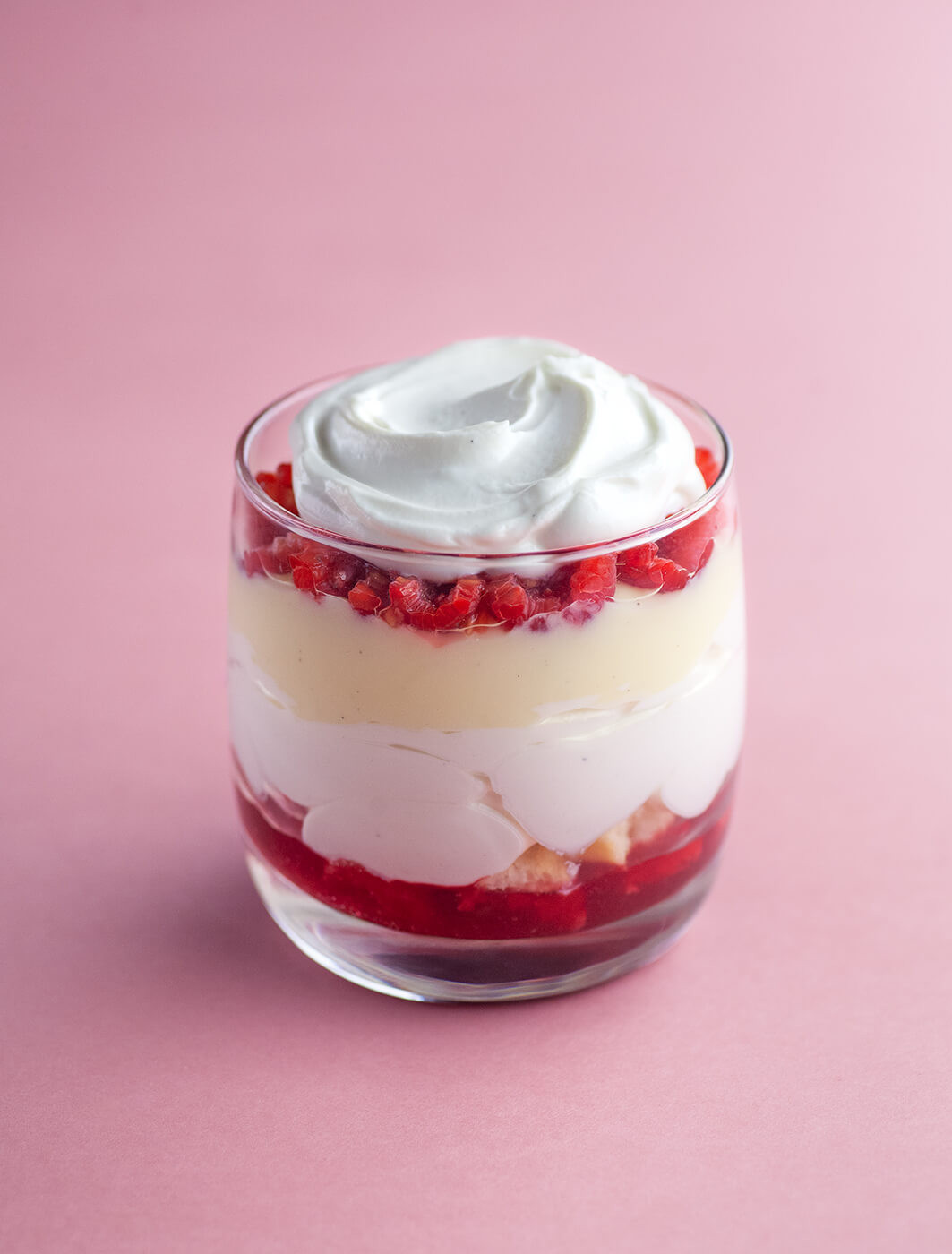 Trifle - angielski deser warstwowy.