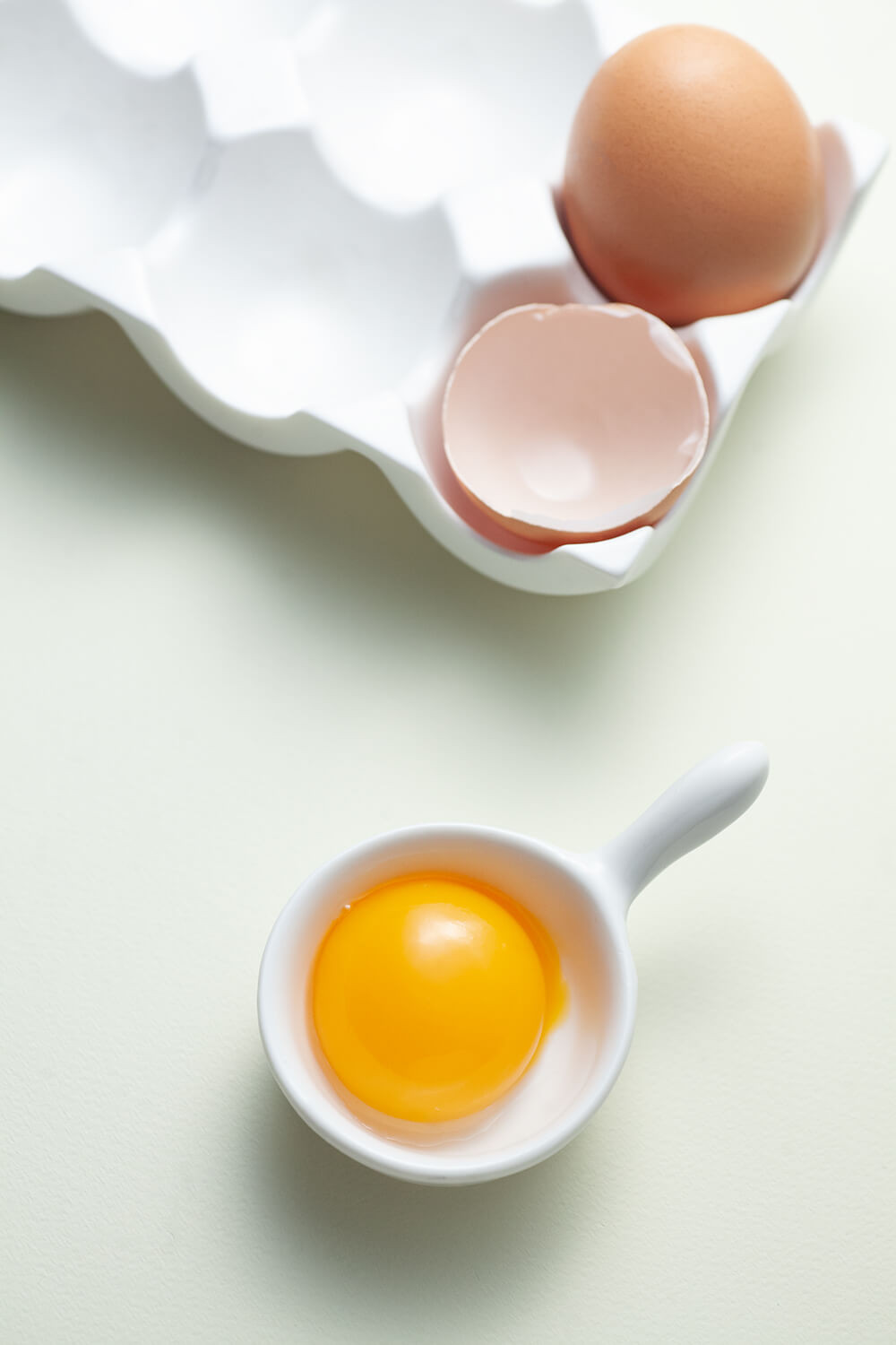 Żółtko jaja kurzego oddzielone od białka, w małej miseczce.