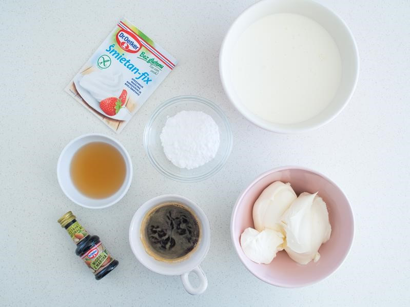 mascarpone, śmietanka, śmietan-fix bez glutenu, cukier puder, ekstrakt migdałowy