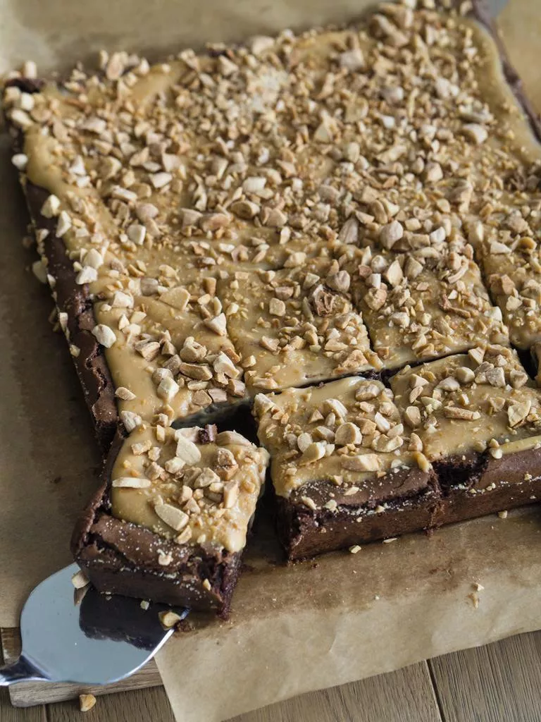 Brownie z kajmakiem i solonymi migdałami na papierze do pieczenia - Wszystkiego Słodkiego