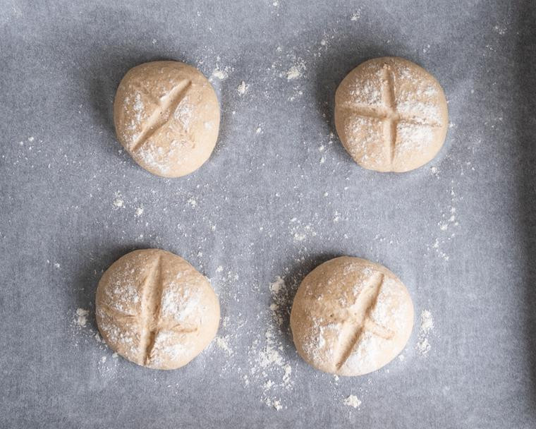 uformowane bułeczki wielkanocne na papierze do pieczenia