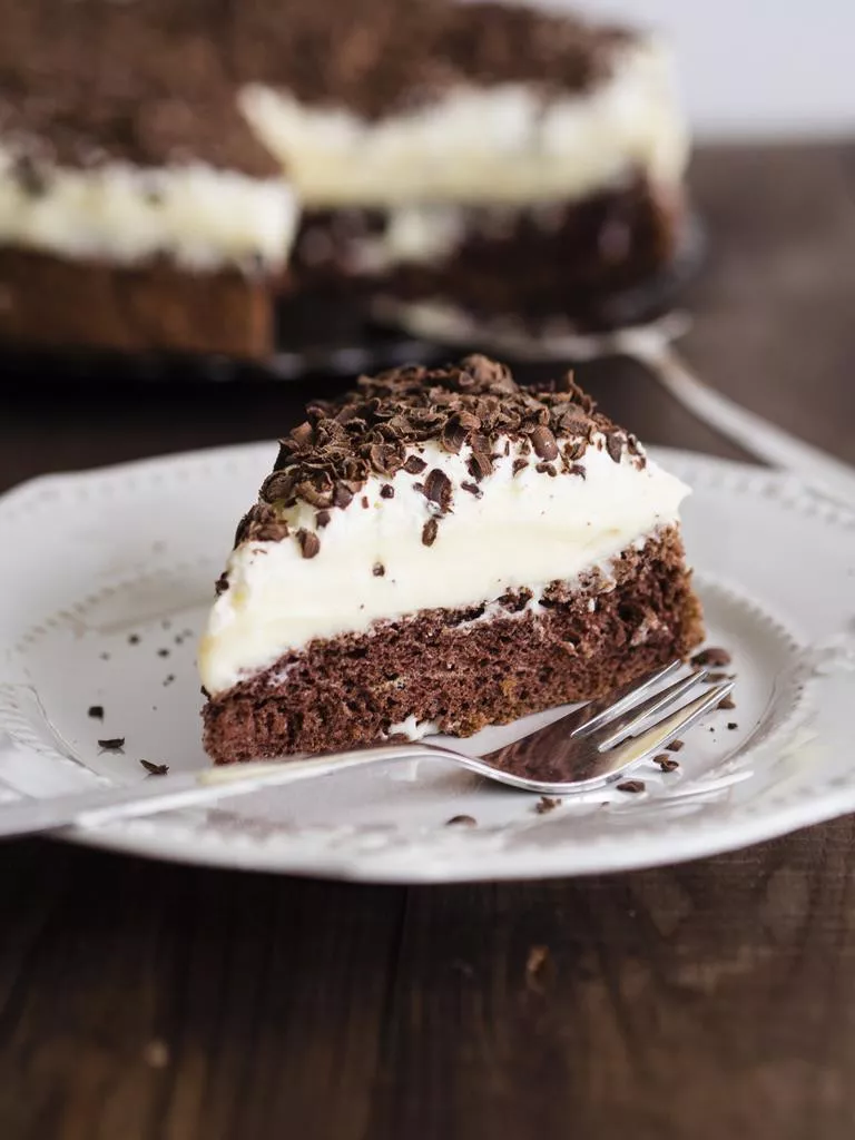 Kawałek czekoladowego torciku z adwokatem na talerzyku - Wszystkiego Słodkiego