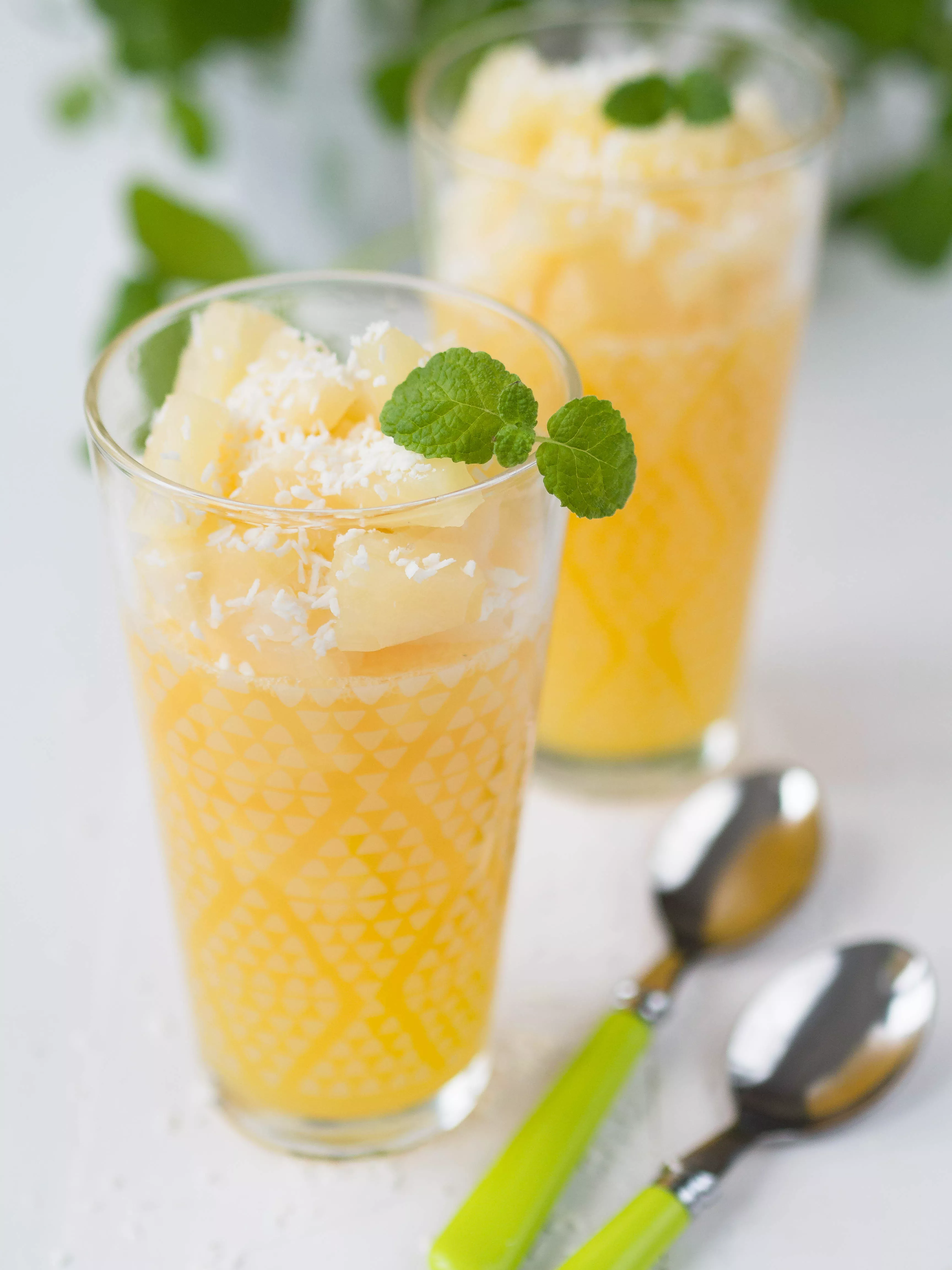 Tropikalny deser ananasowo-kokosowy w szklankach - Wszystkiego Słodkiego