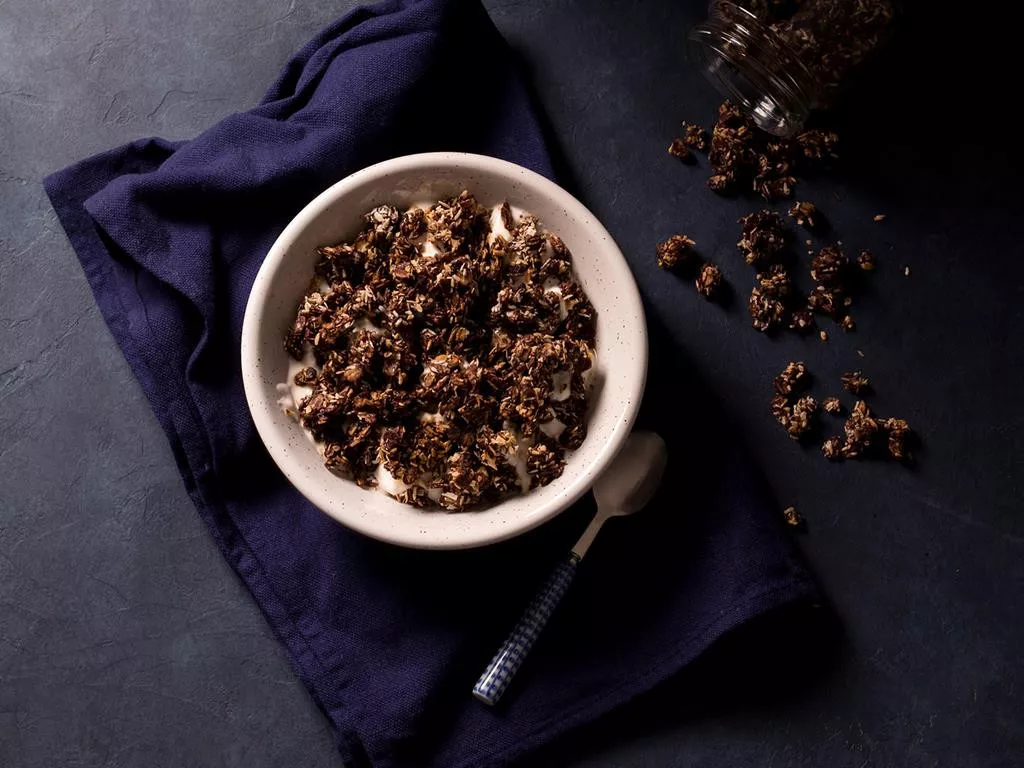 granola czekoladowo-kokosowa w miseczce - wszystkiego s艂odkiego