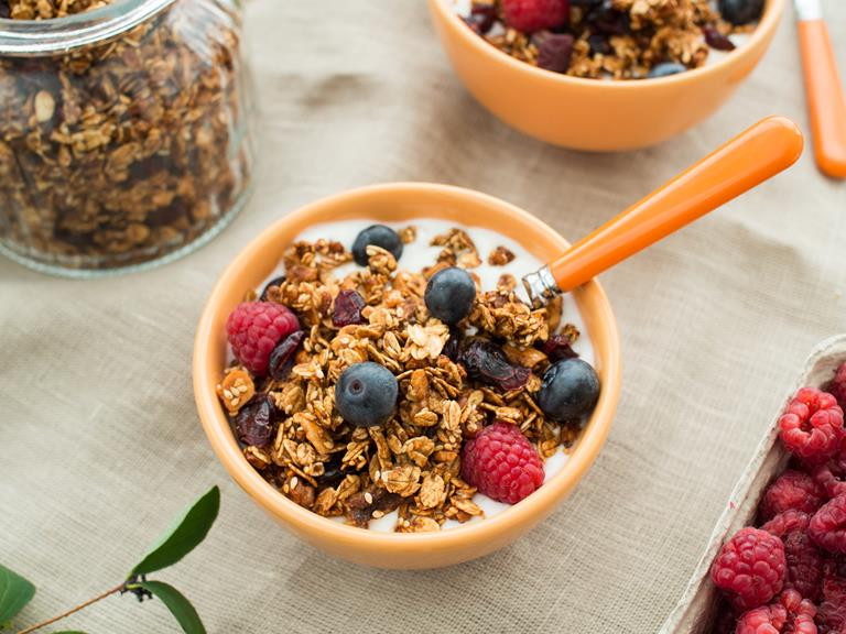 Granola z ulubionych bakalii, miodu i płatków owsianych z dodatkiem malin