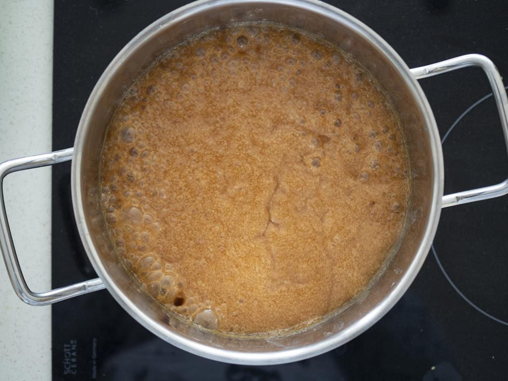 sos karmelowy w garnku na kuchence