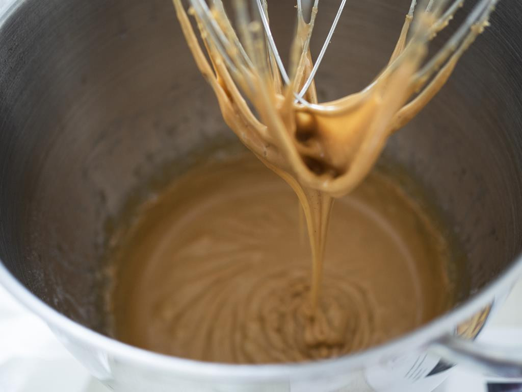 zmiksowany sos karmelowy w garnku