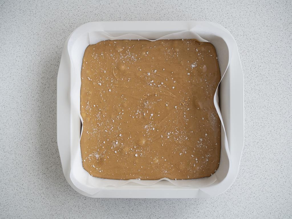 masa karmelowa na kostki karmelowe z solą morską w kwadratowej formie wyłożonej papierem do pieczenia