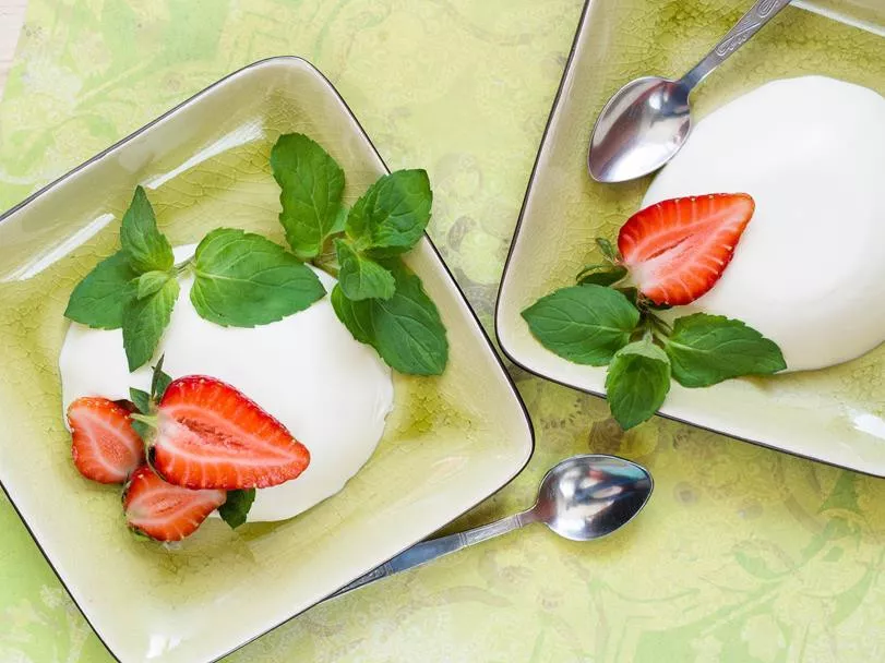 Miętowa Panna Cotta podana z truskawkami na talerzyku - Wszystkiego Słodkiego