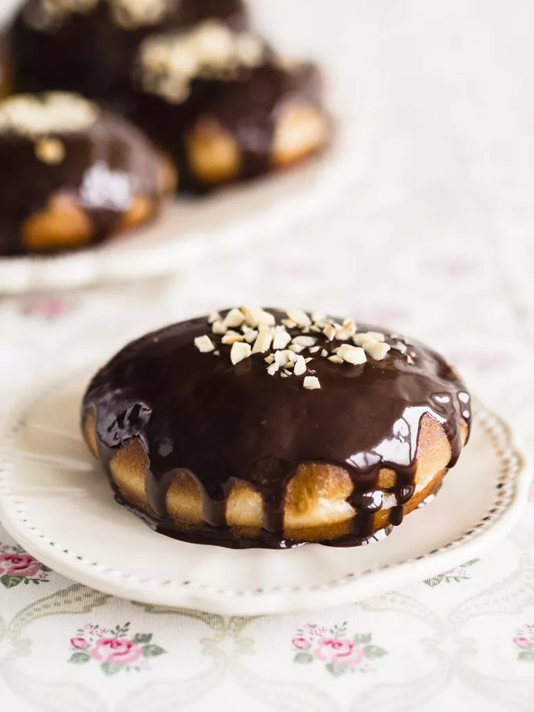 Pączki z adwokatem polane czekoladą i posypane orzechami - Wszystkiego Słodkiego