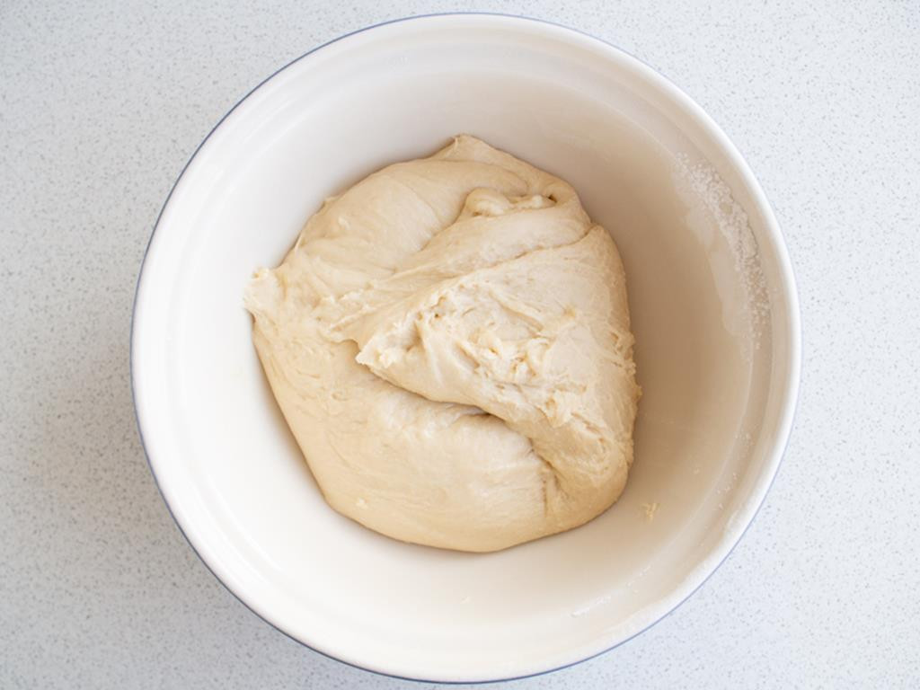 wyrobione ciasto drożdżowe na pączki w misce