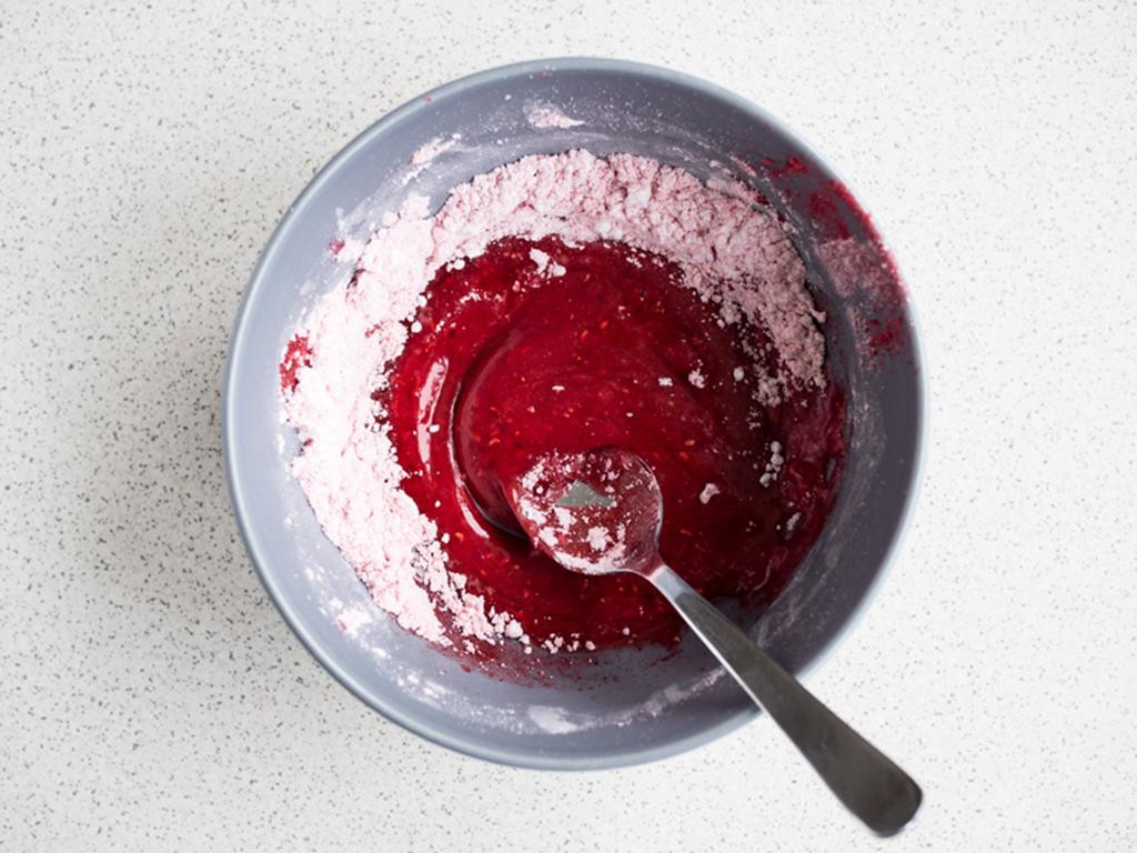 lukier truskawkowo-malinowy do pączków z budyniem, przygotowany z liofilizowanych owoców, cukru pudru, soku z cytryny i gorącej wody