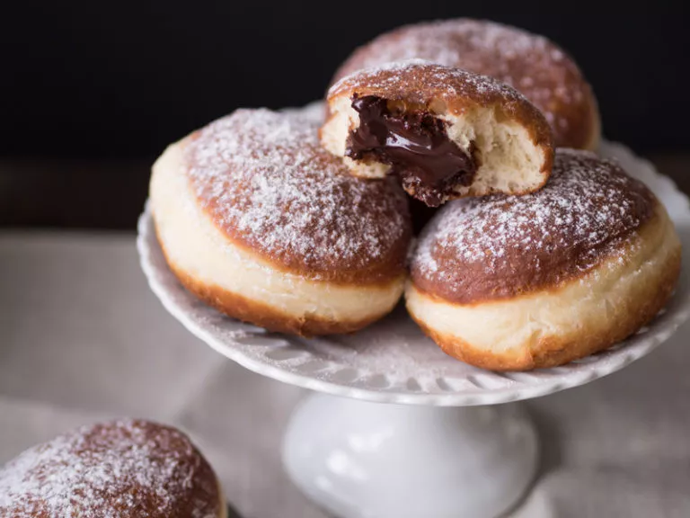 idealne klasyczne pączki nadziewane czekoladą i posypane cukrem pudrem - Wszystkiego Słodkiego