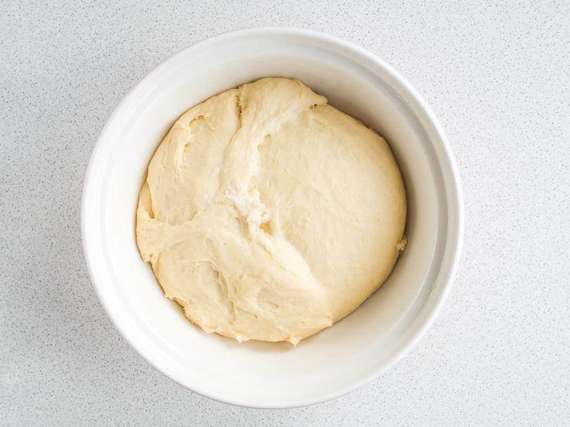 wyrośnięte ciasto drożdżowe na pączki w misce