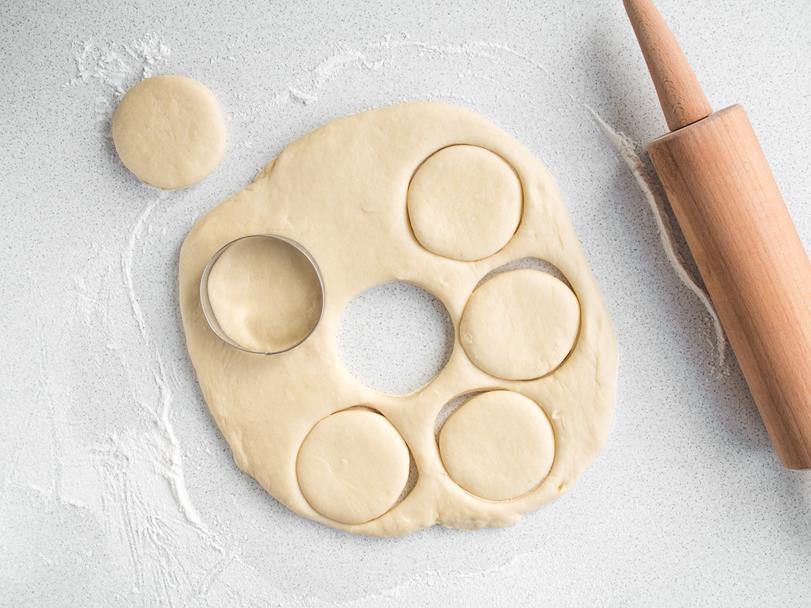 wycinanie krążków z ciasta drożdżowego na pączki