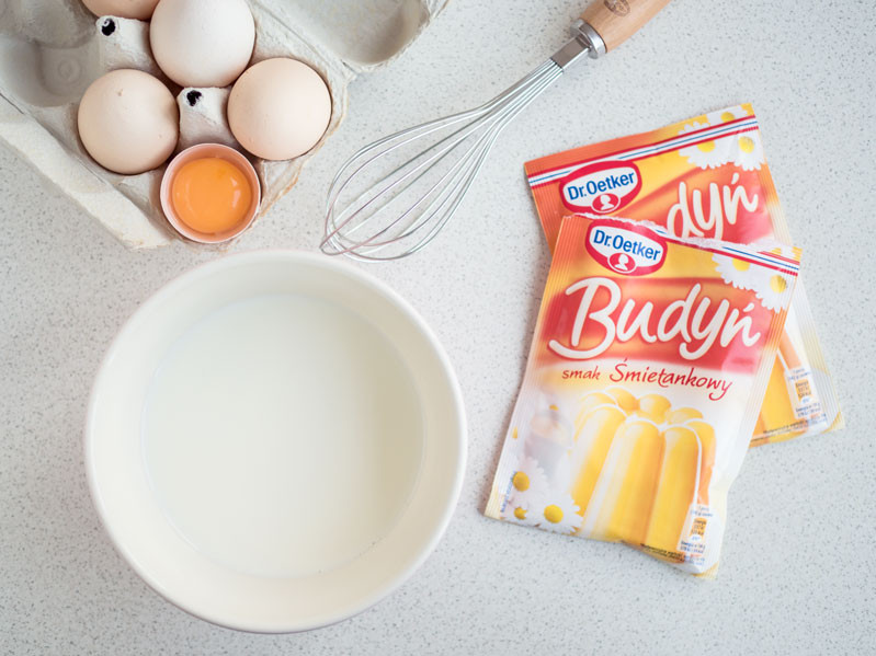 mleko, żółtka i budyń śmietankowy
