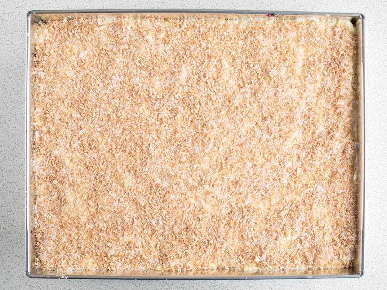 ciasto raffaello bez pieczenia posypane wiórkami kokosowymi