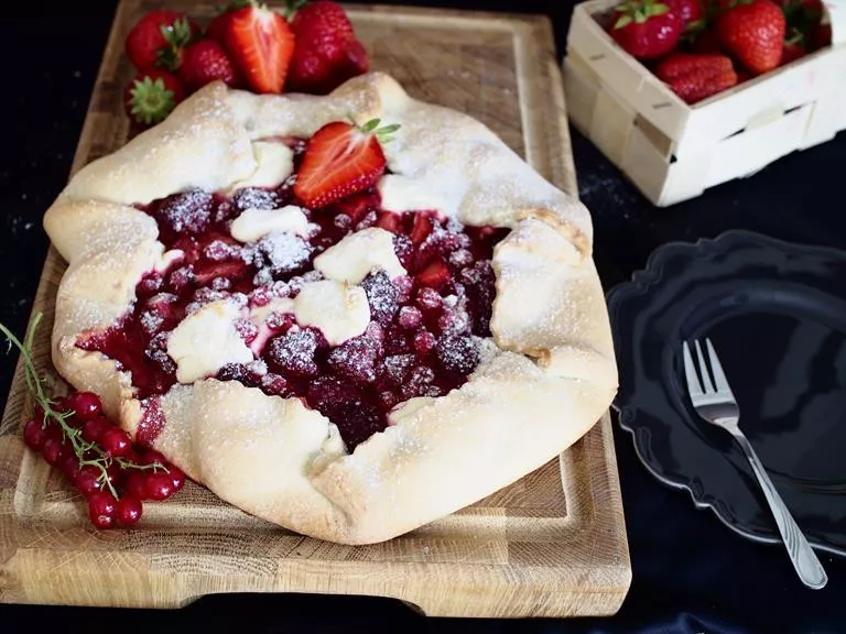 Szybka tarta z sezonowymi owocami i mascarpone serwowana na drewnianej desce - Wszystkiego Słodkiego