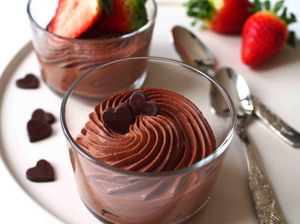 szybki mus czekoladowy w szklankach udekorowany truskawkami i czekoladowymi serduszkami - wszystkiego słodkiego