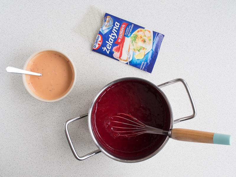 puree z żurawiny, masa z żółtek i mąki, żelatyna w listkach
