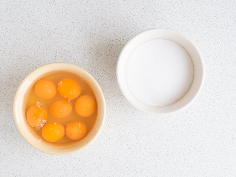 jajka i cukier w osobnych miseczkach