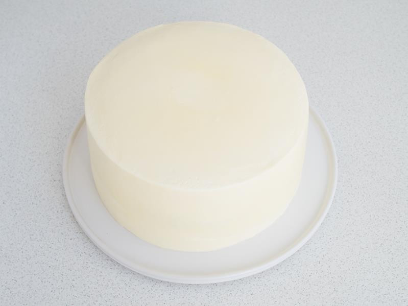 krem maślany rozprowadzony na wierzchu i bokach tortu