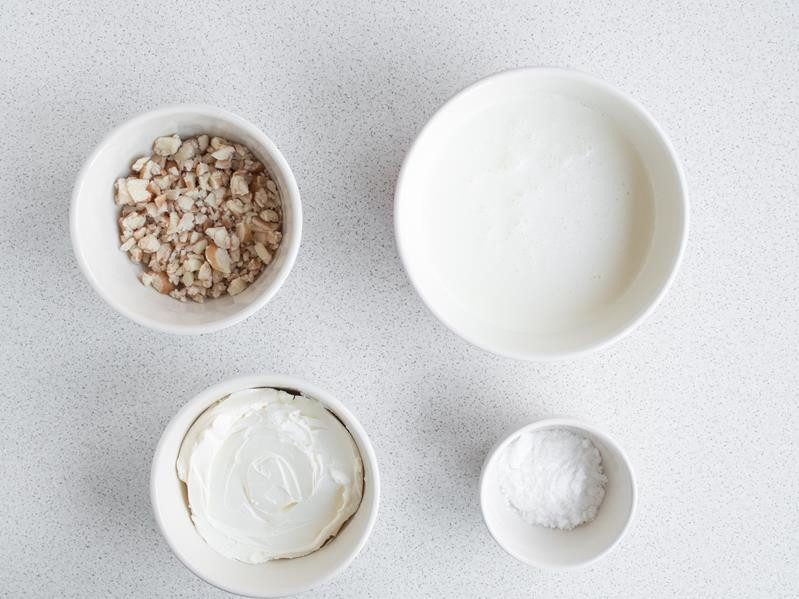 śmietanka, serek mascarpone, cukier puder oraz pokrojone drobno kartofelki marcepanowe w osobnych miseczkach