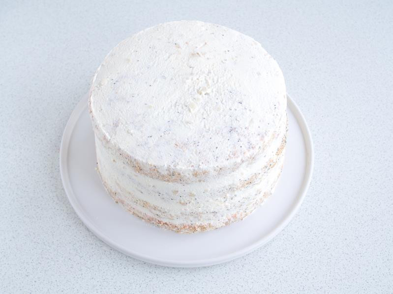 blaty biszkoptu makowego przełożone kremem z marcepanem