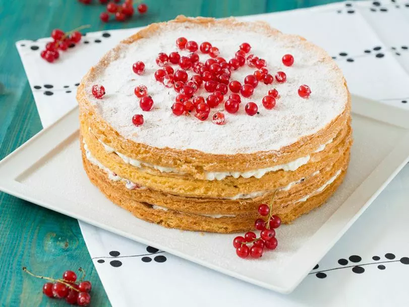 Tort z bitą śmietaną i porzeczkami