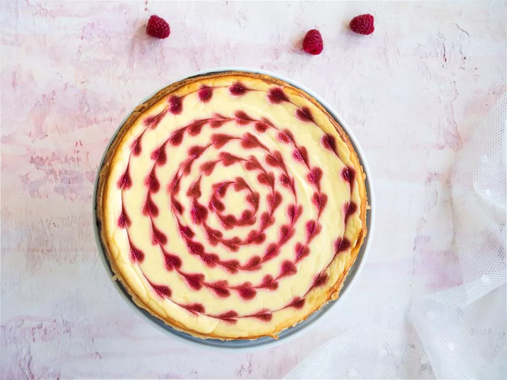 waniliowy sernik z serduszkami z malinowego sosu na ciemnym spodzie ciasteczkowym z markiz - wszystkiego słodkiego