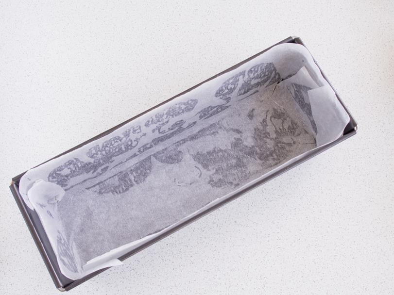 keksówka o długości 30 cm wyłożona papierem do pieczenia