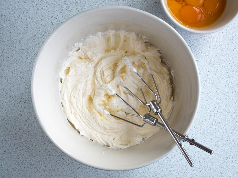 masło z cukrem w misce