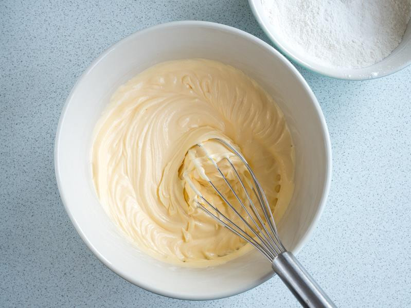 wymieszana masa z żółtkami