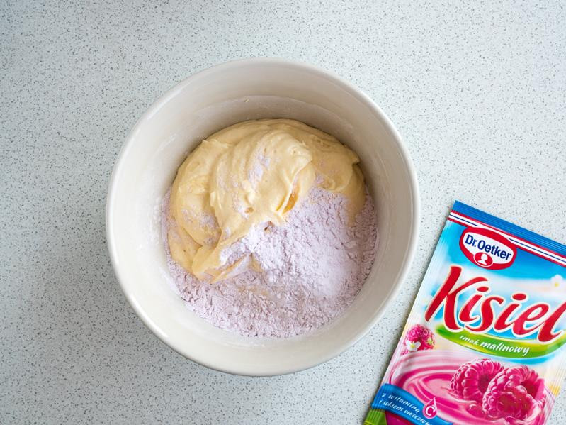 ciasto z kisielem malinowym w misce