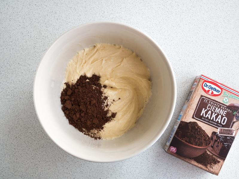ciasto z kakao w misce