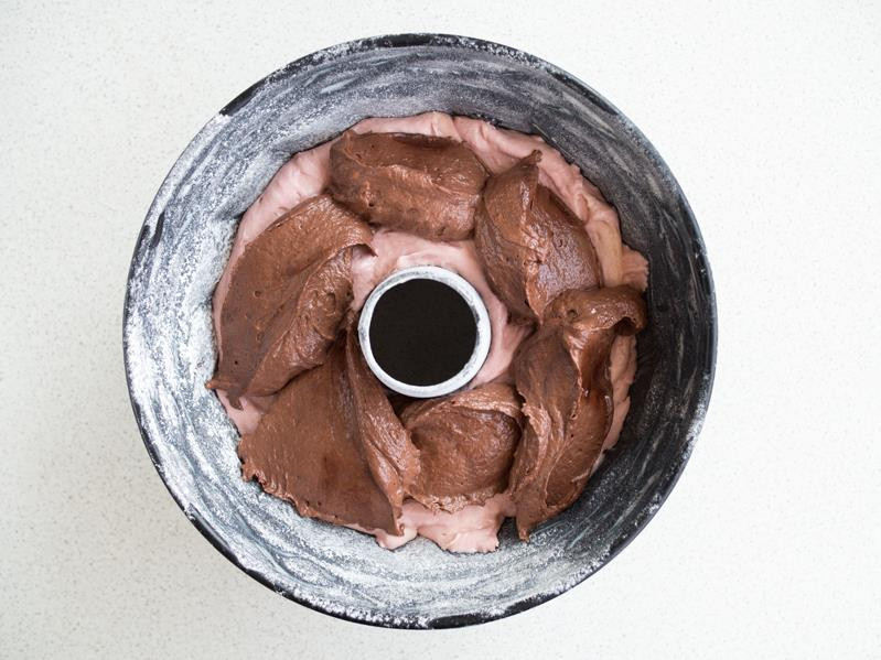 surowe ciasto w formie