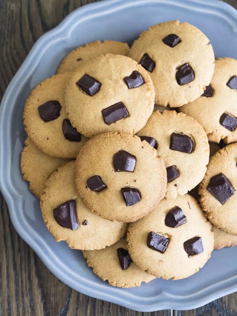 ciasteczka kajmakowe z czekolada na talerzu