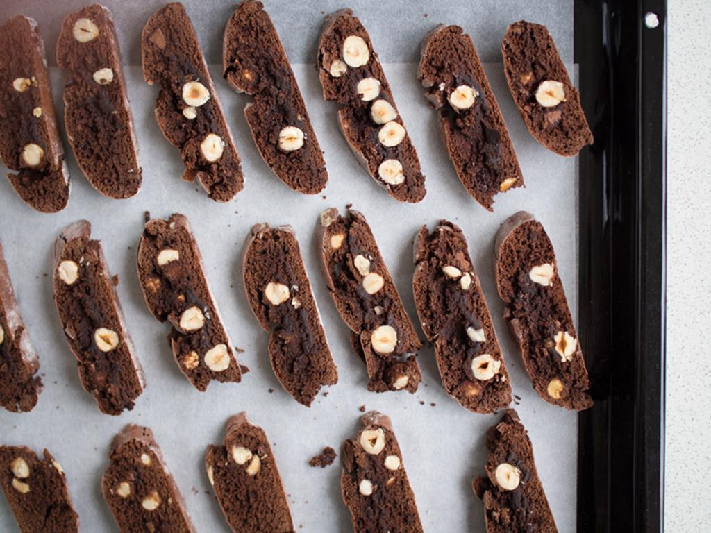 biscotti z czekolada i orzechami prażonymi