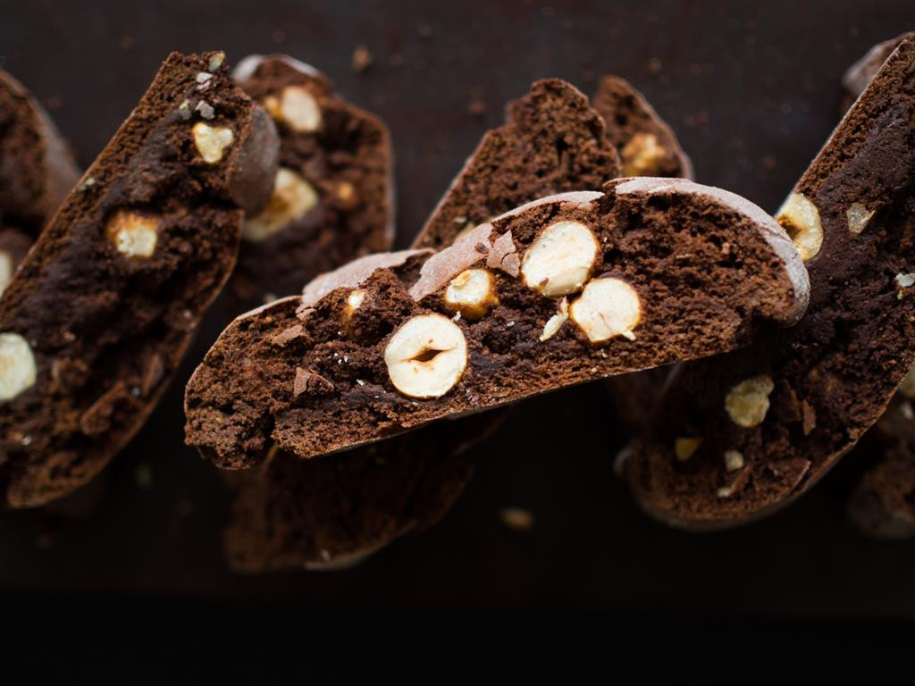 włoskie czekoladowe biscotti z orzechami laskowymi - Wszystkiego Słodkiego