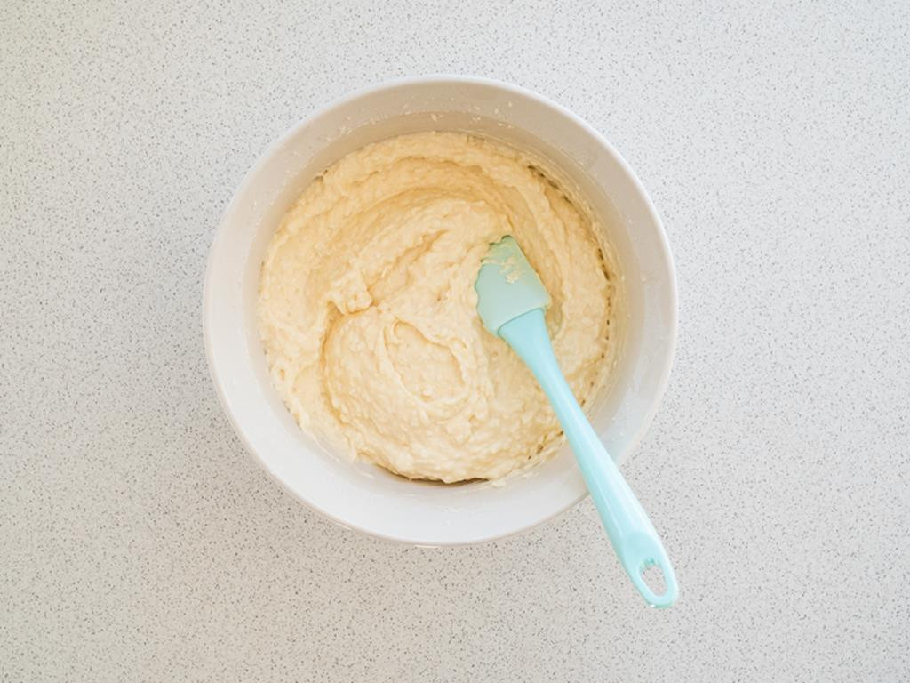 masa na ciasto kokosowe w miseczce ze szpatułką