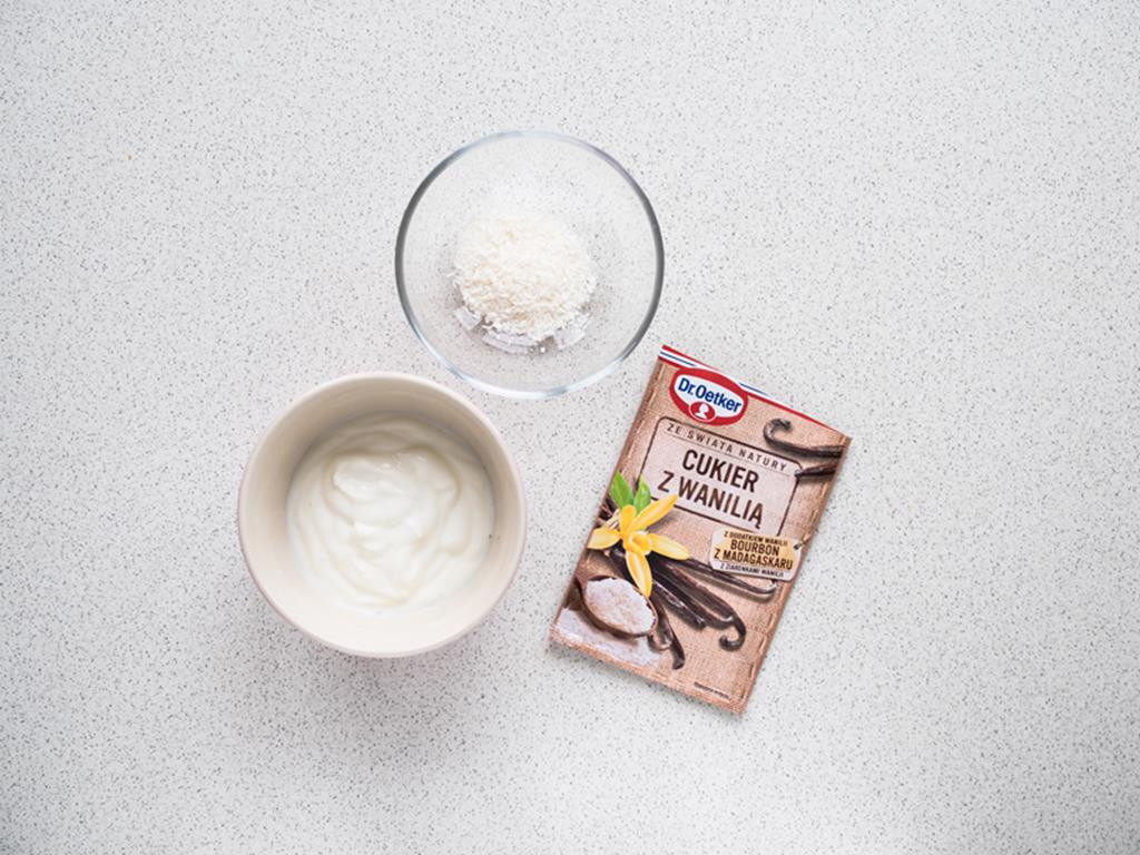 jogurt z cukrem pudrem, wiórki kokosowe i cukier z wanilią