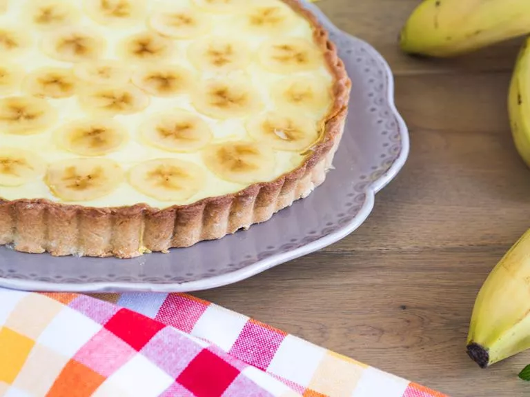 tarta z karmelem i bananami na kruchym pelnoziarnistym spodzie