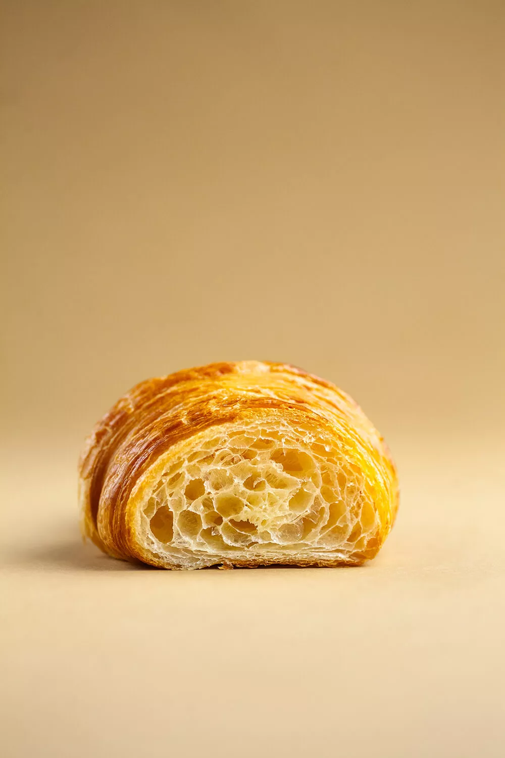 Przekrojony croissant z ciasta półfrancuskiego.
