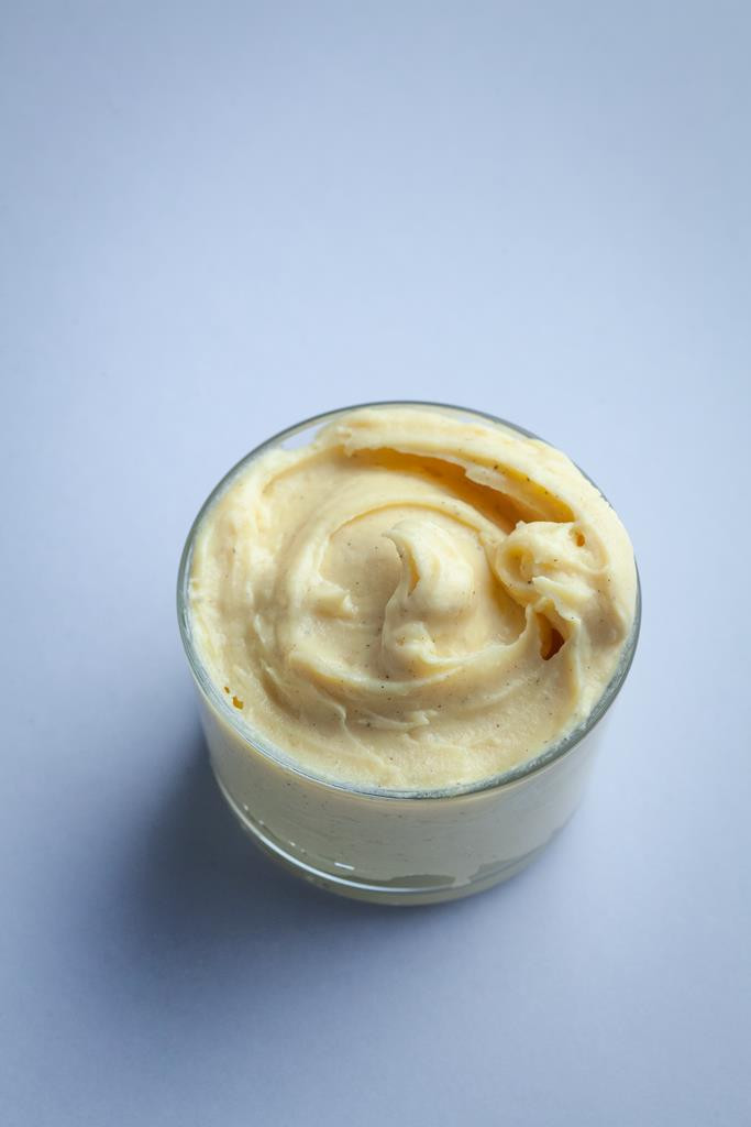 Crème patissiere (czyt. krem patisier) w szklanej miseczce