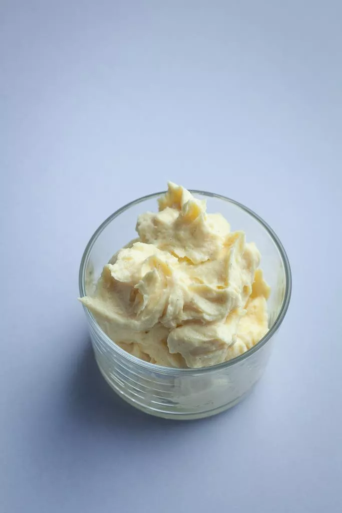 Krem maślany w szklanym naczyniu.
