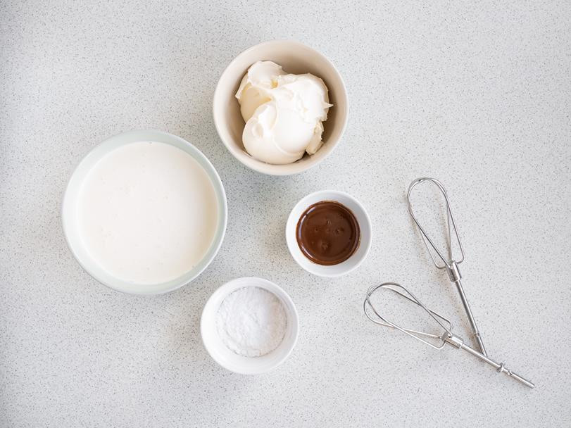 serek mascarpone, śmietanka, cukier puder, kawa w miseczkach