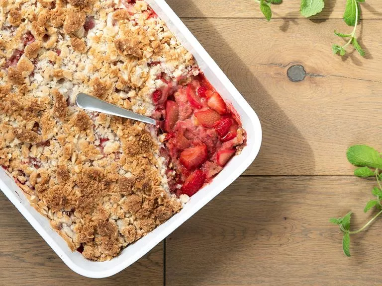 Crumble bezglutenowe z rabarbarem i truskawkami