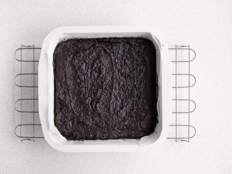 upieczone brownie w formie na kratce